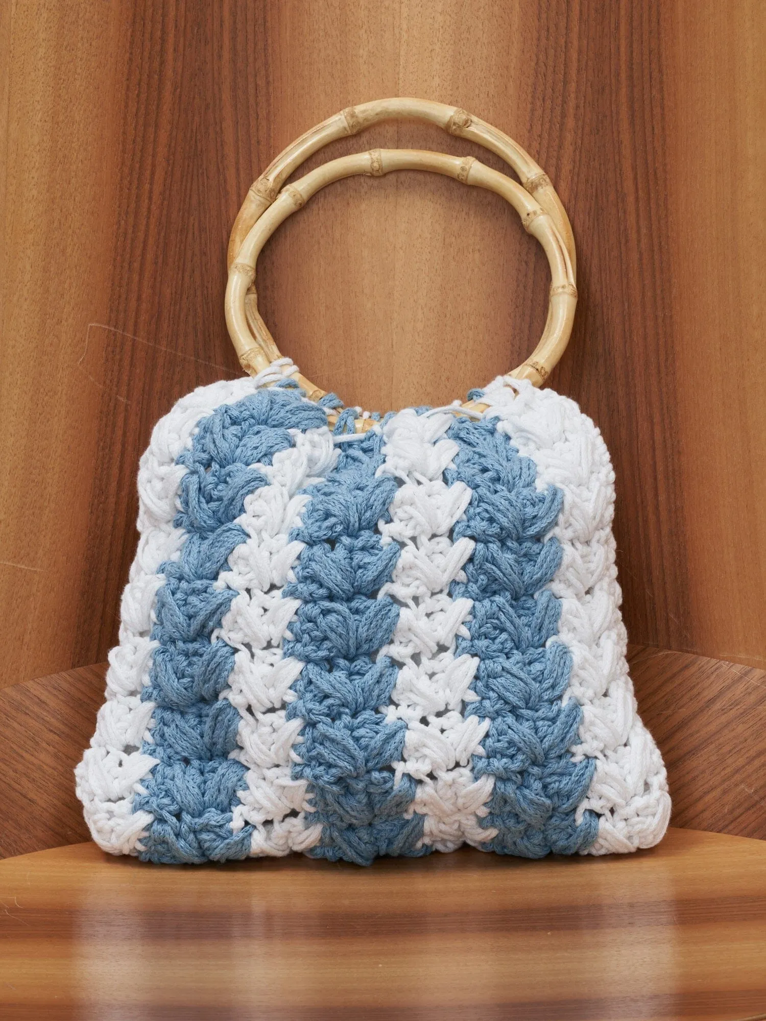 IOS - Sac petit modèle anse en bambou et macramé Blanc et Bleu