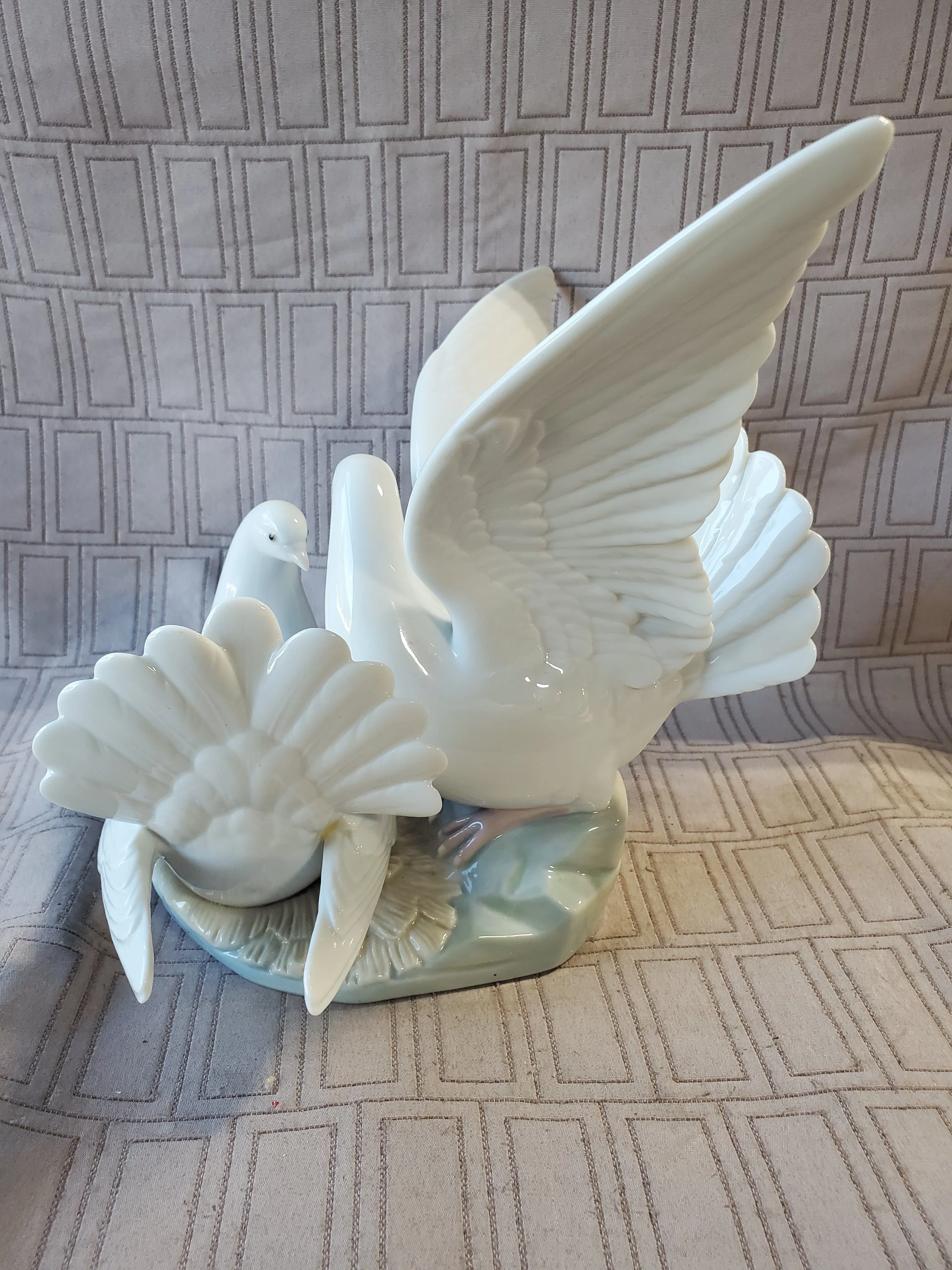 Lladro Love Nest 6291 Figurine